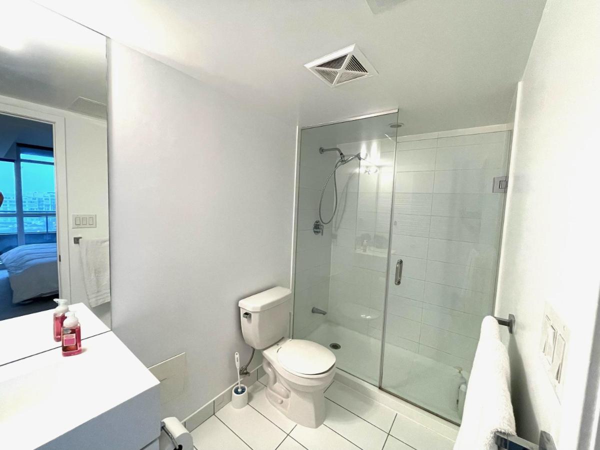 Three-Bedroom Condo With Free Parking Nearby Cn Tower With Lake View Toronto Luaran gambar