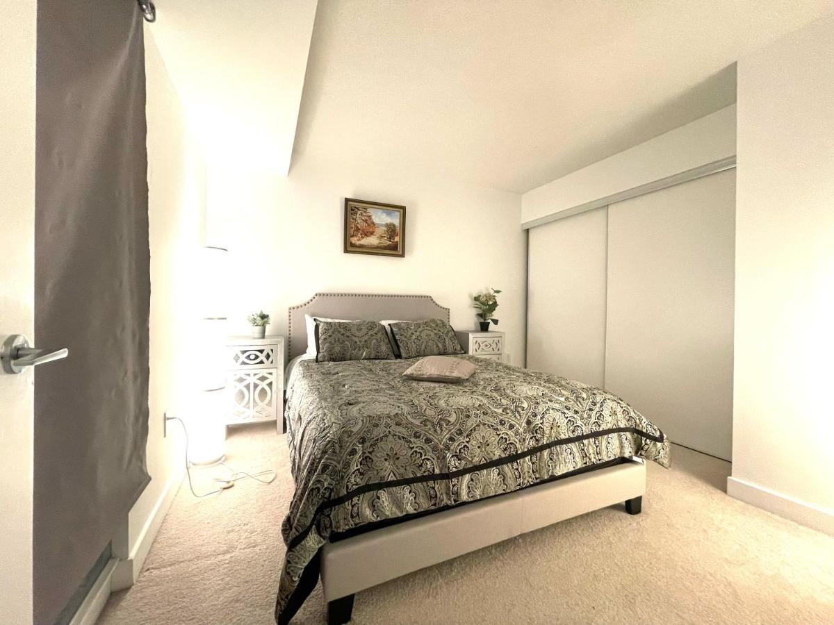 Three-Bedroom Condo With Free Parking Nearby Cn Tower With Lake View Toronto Luaran gambar