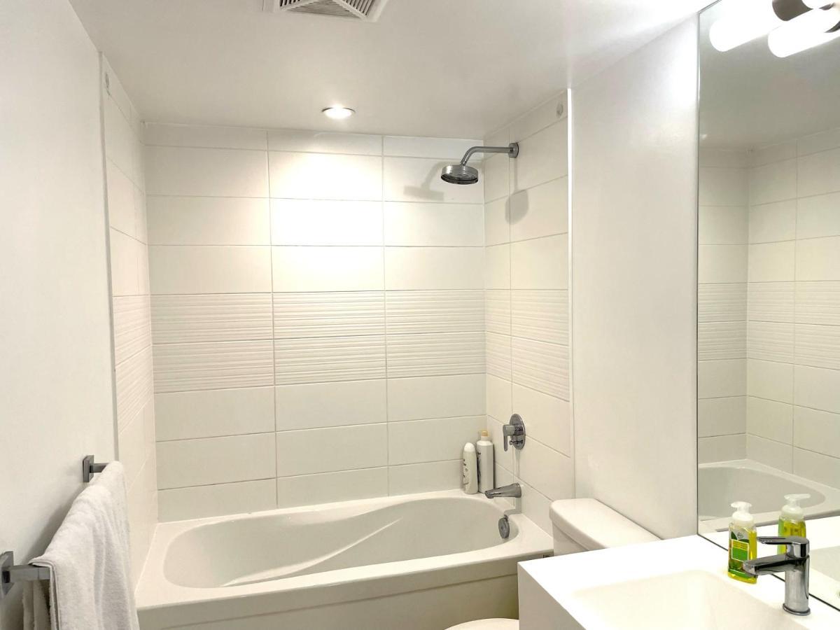 Three-Bedroom Condo With Free Parking Nearby Cn Tower With Lake View Toronto Luaran gambar