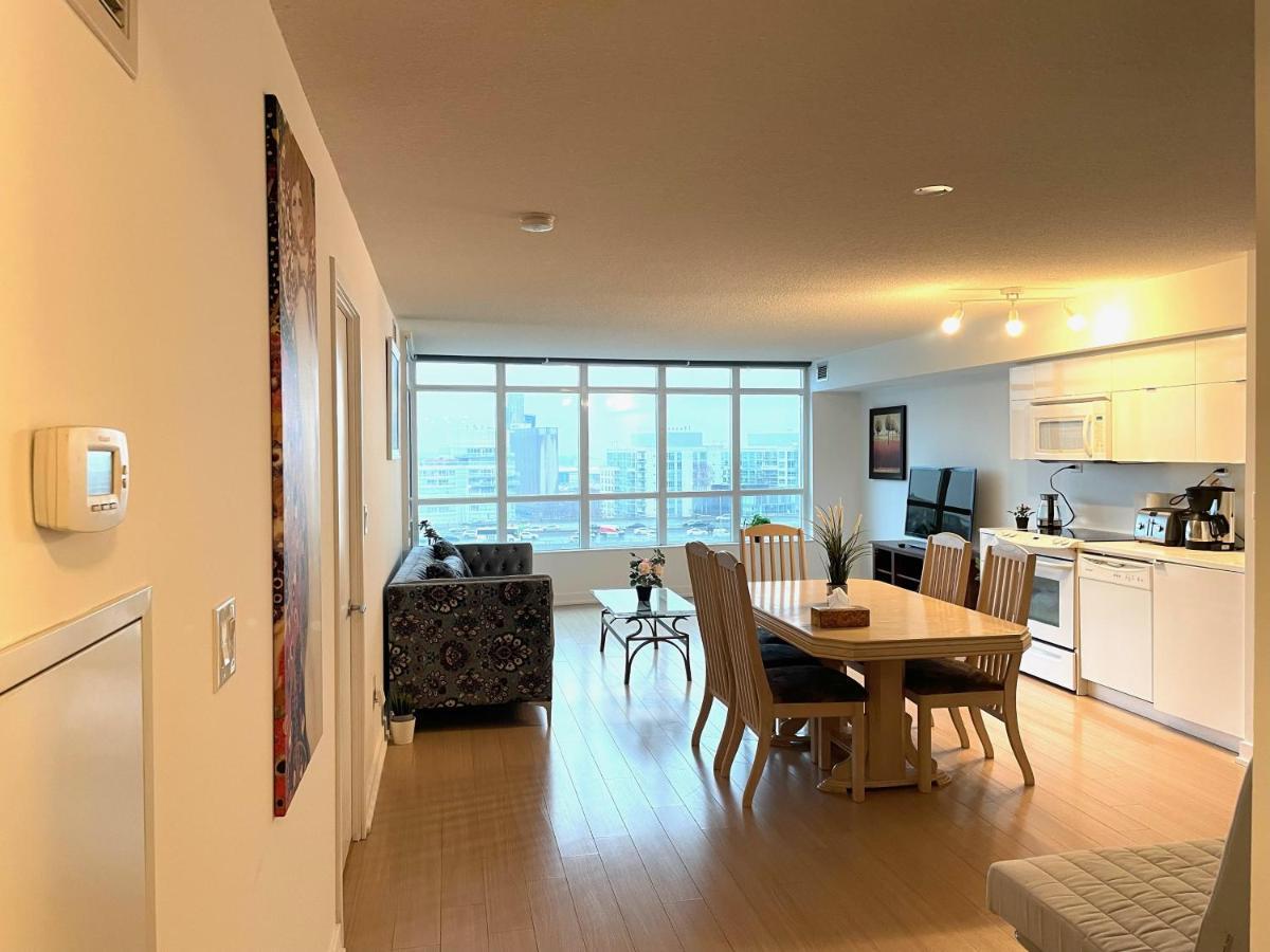 Three-Bedroom Condo With Free Parking Nearby Cn Tower With Lake View Toronto Luaran gambar