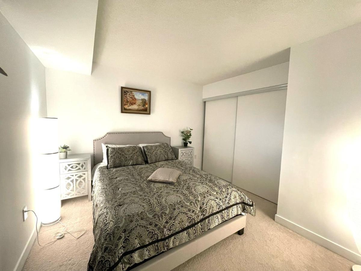 Three-Bedroom Condo With Free Parking Nearby Cn Tower With Lake View Toronto Luaran gambar