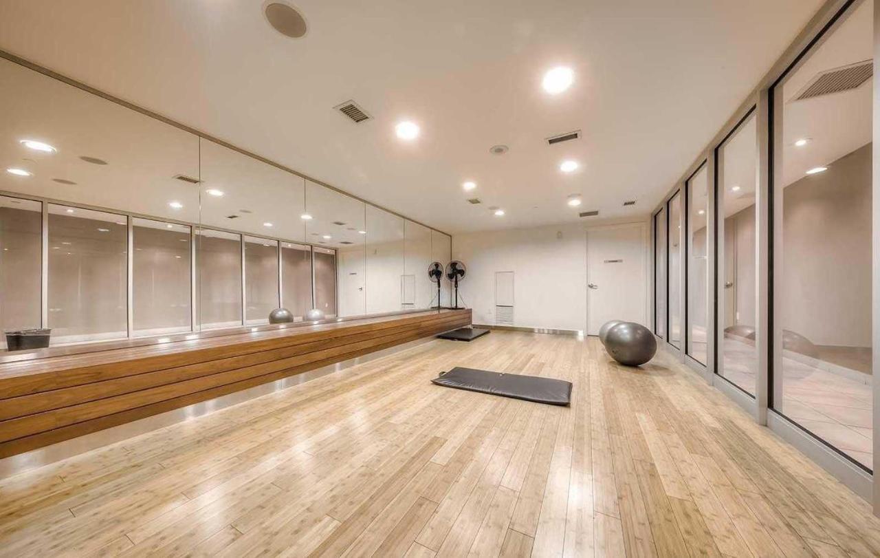 Three-Bedroom Condo With Free Parking Nearby Cn Tower With Lake View Toronto Luaran gambar