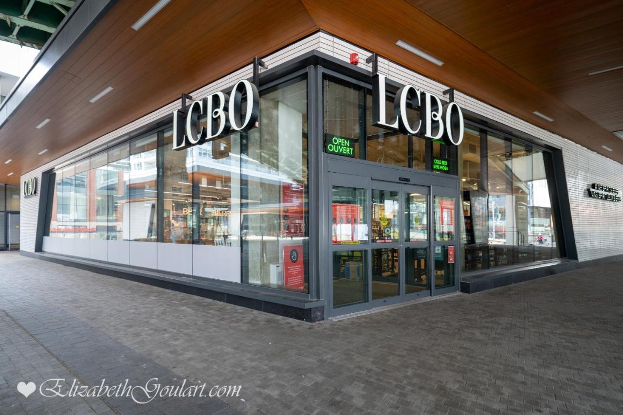 Three-Bedroom Condo With Free Parking Nearby Cn Tower With Lake View Toronto Luaran gambar