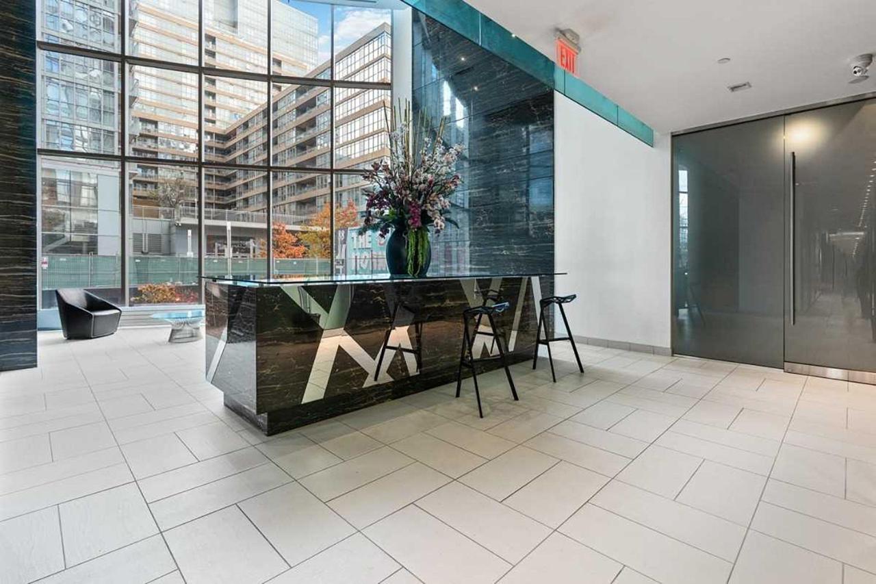 Three-Bedroom Condo With Free Parking Nearby Cn Tower With Lake View Toronto Luaran gambar
