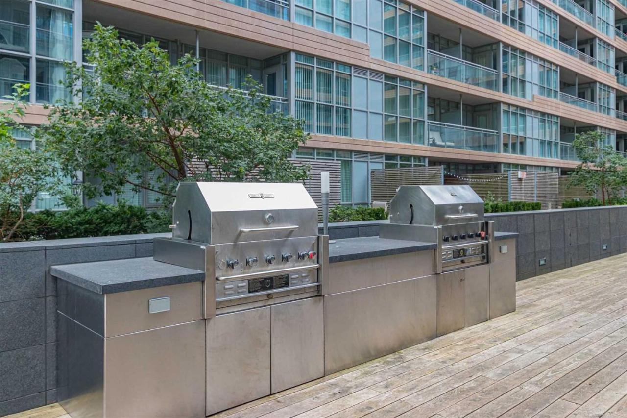 Three-Bedroom Condo With Free Parking Nearby Cn Tower With Lake View Toronto Luaran gambar
