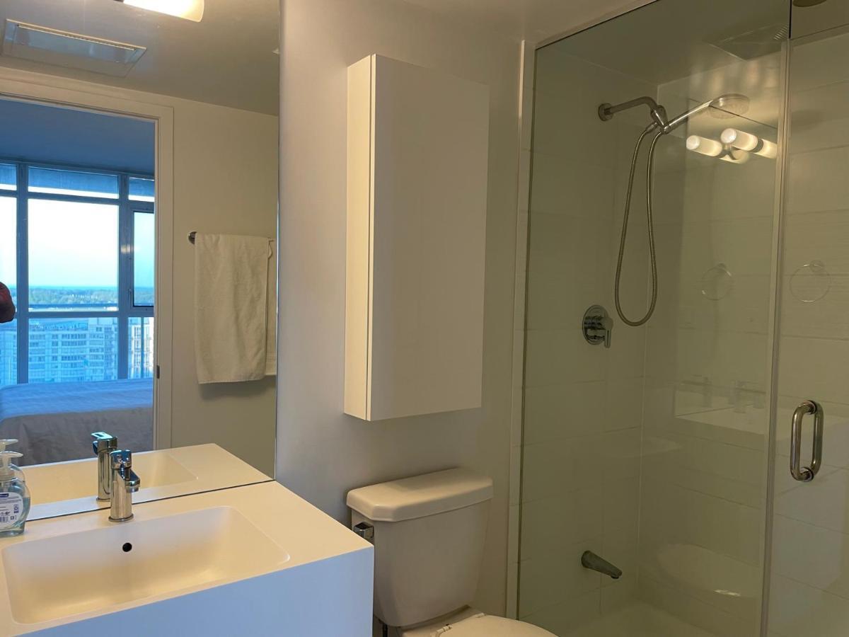 Three-Bedroom Condo With Free Parking Nearby Cn Tower With Lake View Toronto Luaran gambar